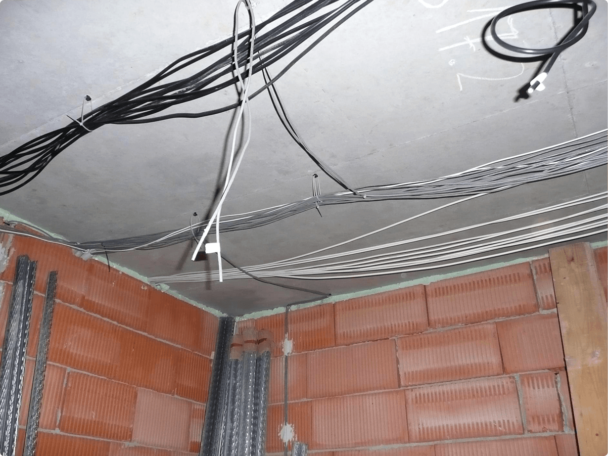Mnoho kabelů na strop